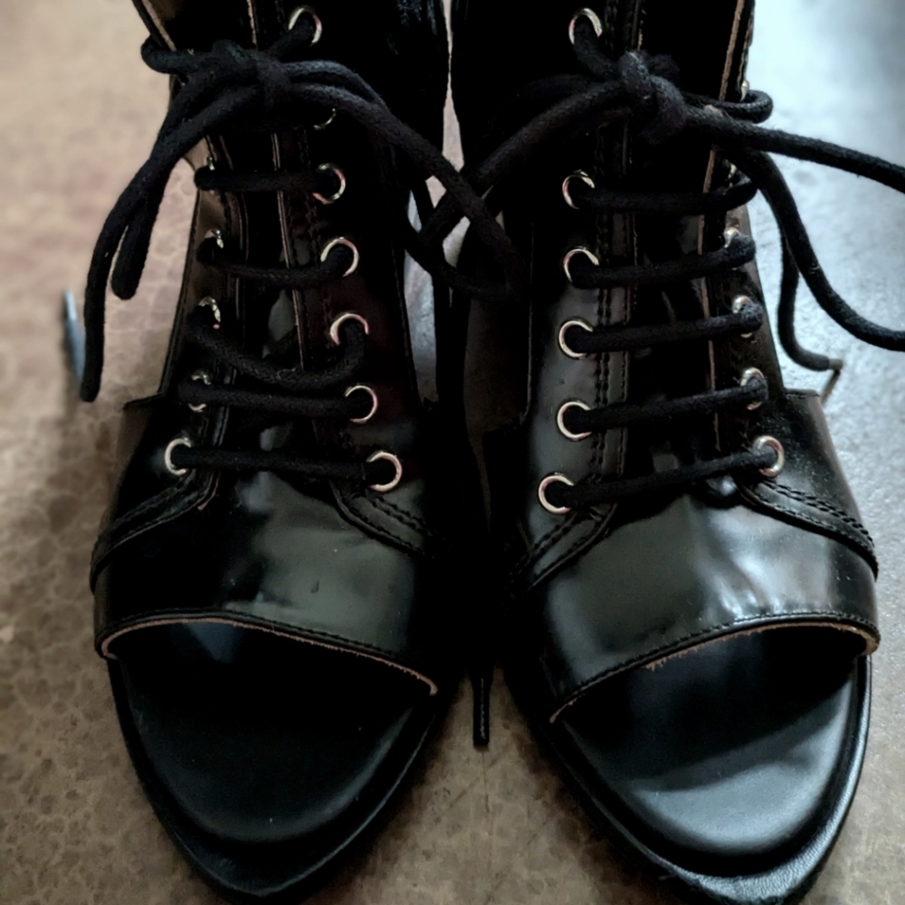 Chloe Rylee Cut Out Booties 40 - Pre-owned GREAT condition
